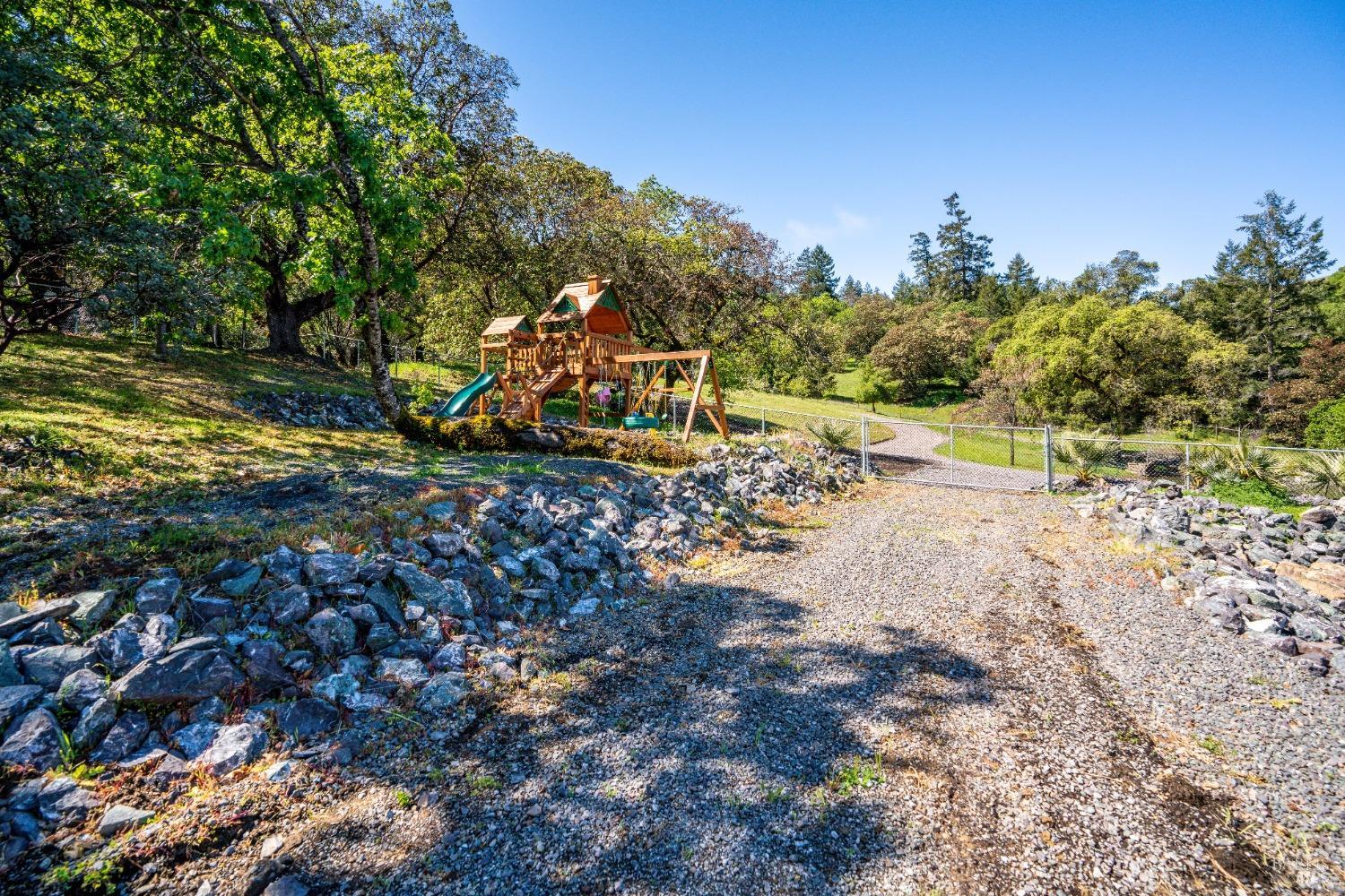 Detail Gallery Image 32 of 91 For 5500 Parducci Rd, Ukiah,  CA 95482 - 3 Beds | 3 Baths