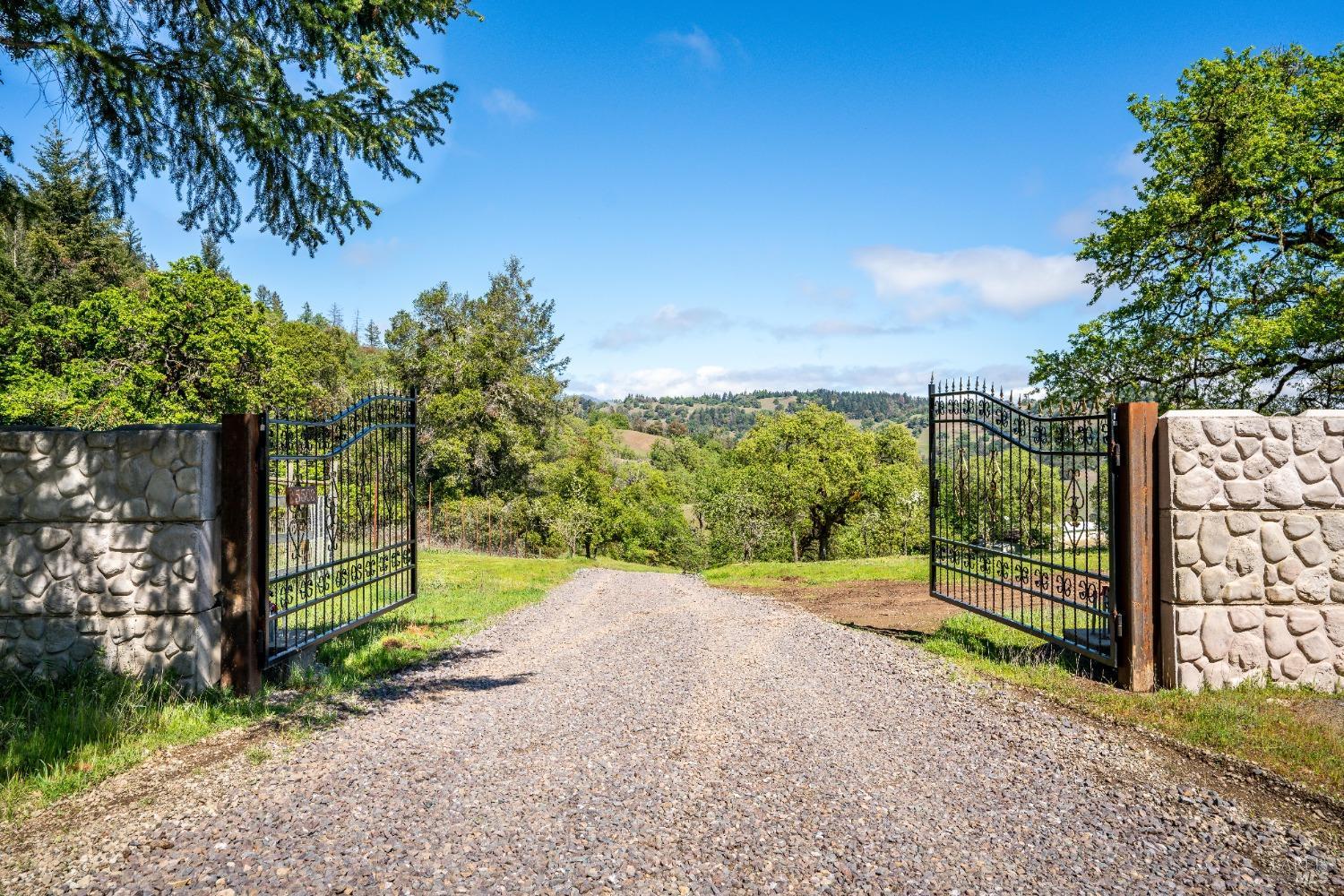 Detail Gallery Image 4 of 91 For 5500 Parducci Rd, Ukiah,  CA 95482 - 3 Beds | 3 Baths