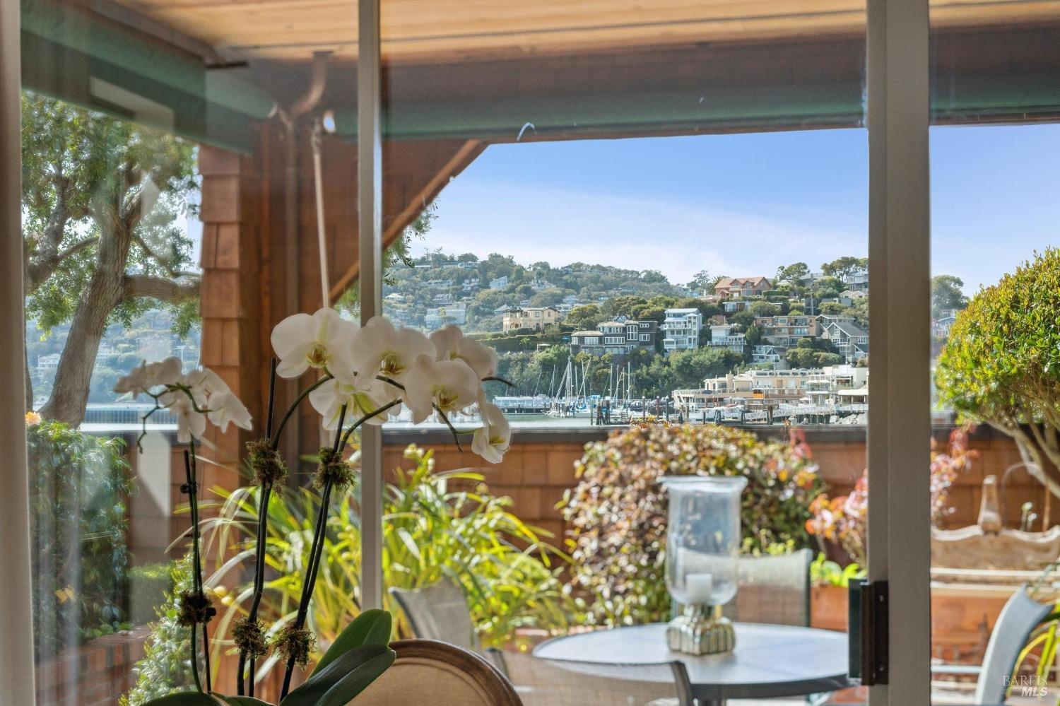Detail Gallery Image 11 of 50 For 402 Paradise Dr, Tiburon,  CA 94920 - 2 Beds | 2 Baths