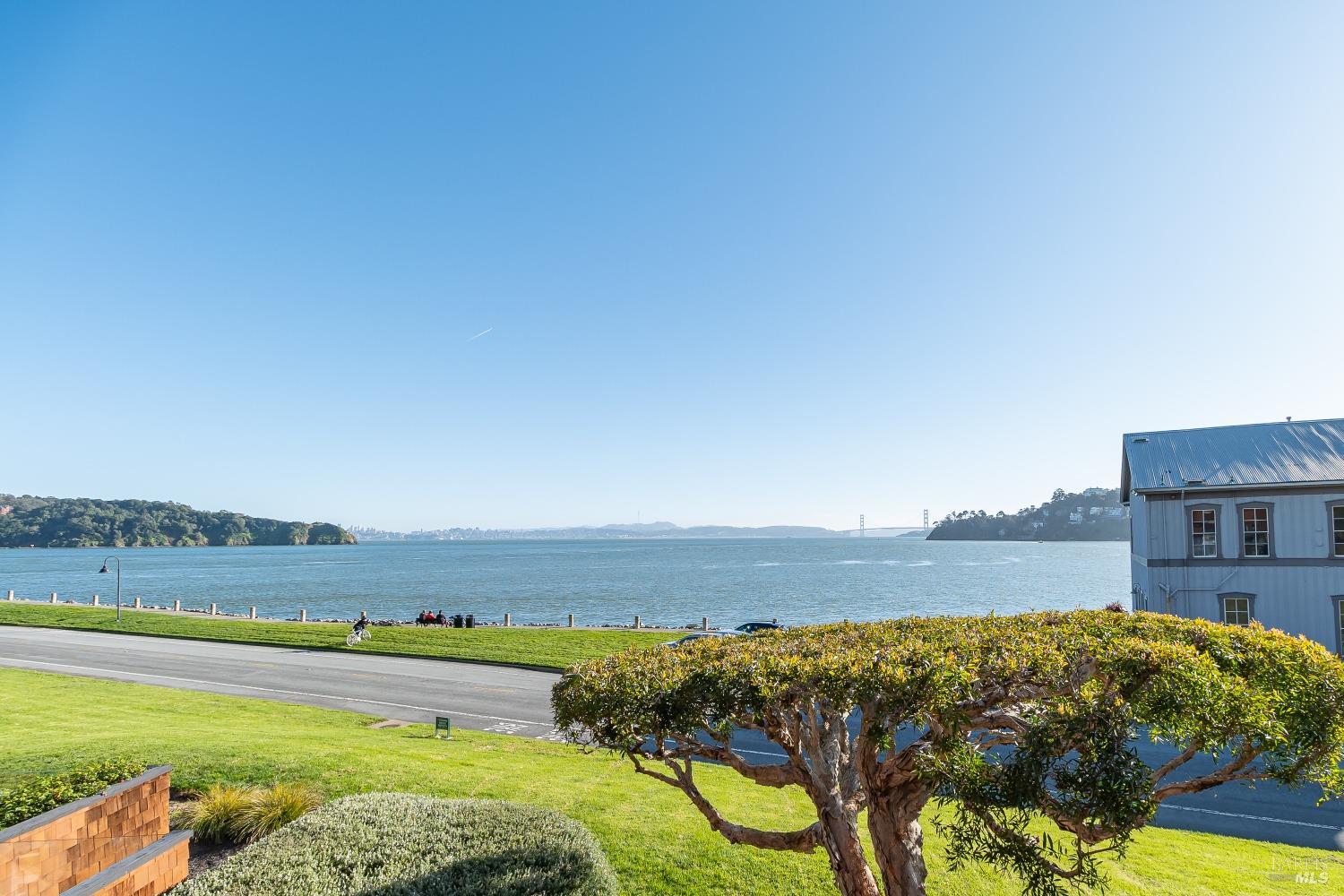 Detail Gallery Image 20 of 36 For 403 Paradise Dr, Tiburon,  CA 94920 - 3 Beds | 2/1 Baths