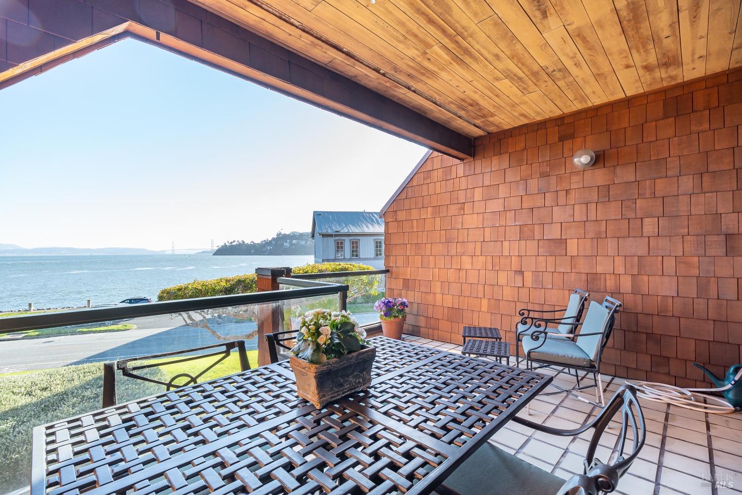 Detail Gallery Image 10 of 36 For 403 Paradise Dr, Tiburon,  CA 94920 - 3 Beds | 2/1 Baths
