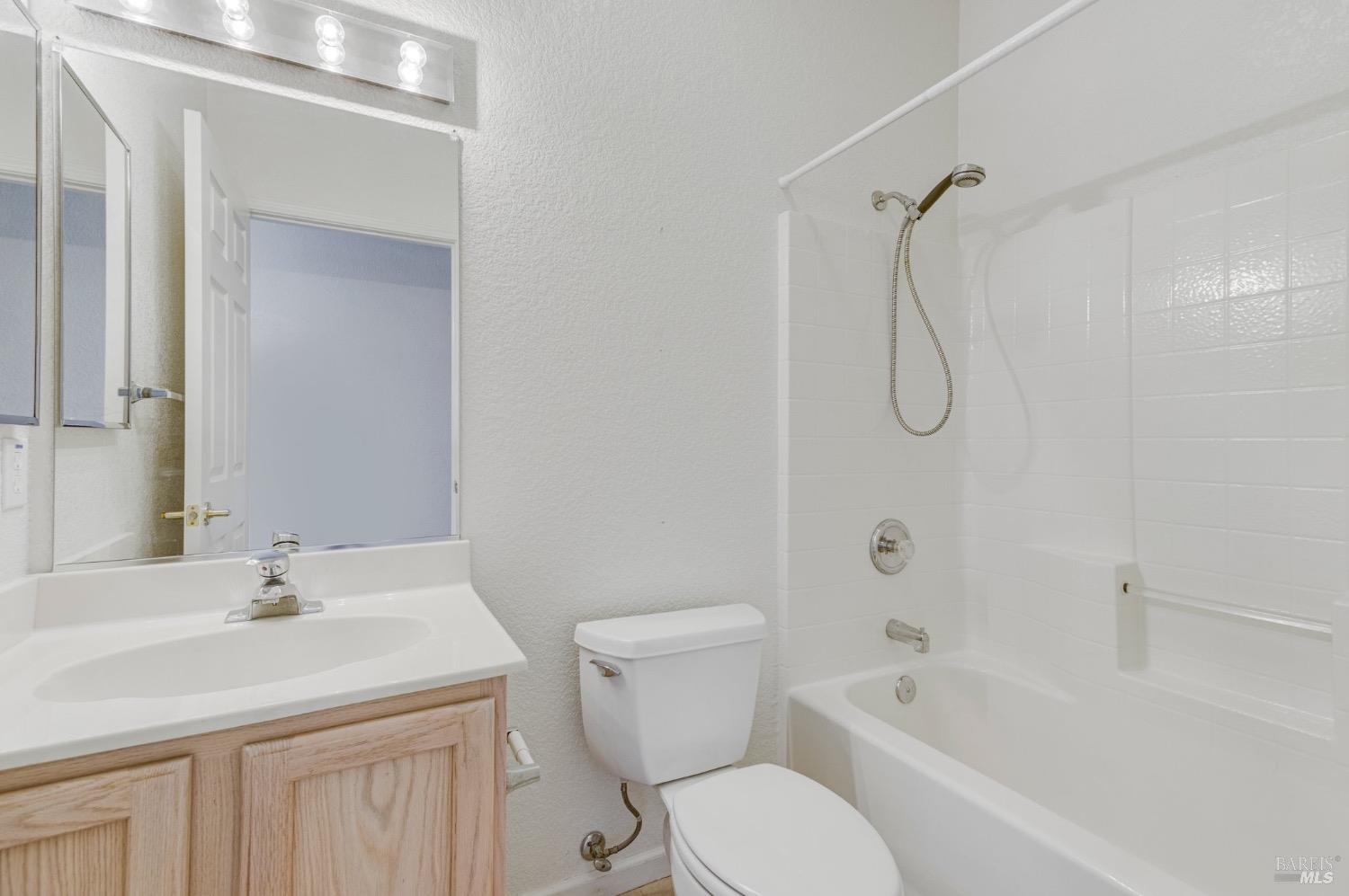 Detail Gallery Image 25 of 34 For 312 Rolling Hill Ct, Cloverdale,  CA 95425 - 2 Beds | 2 Baths