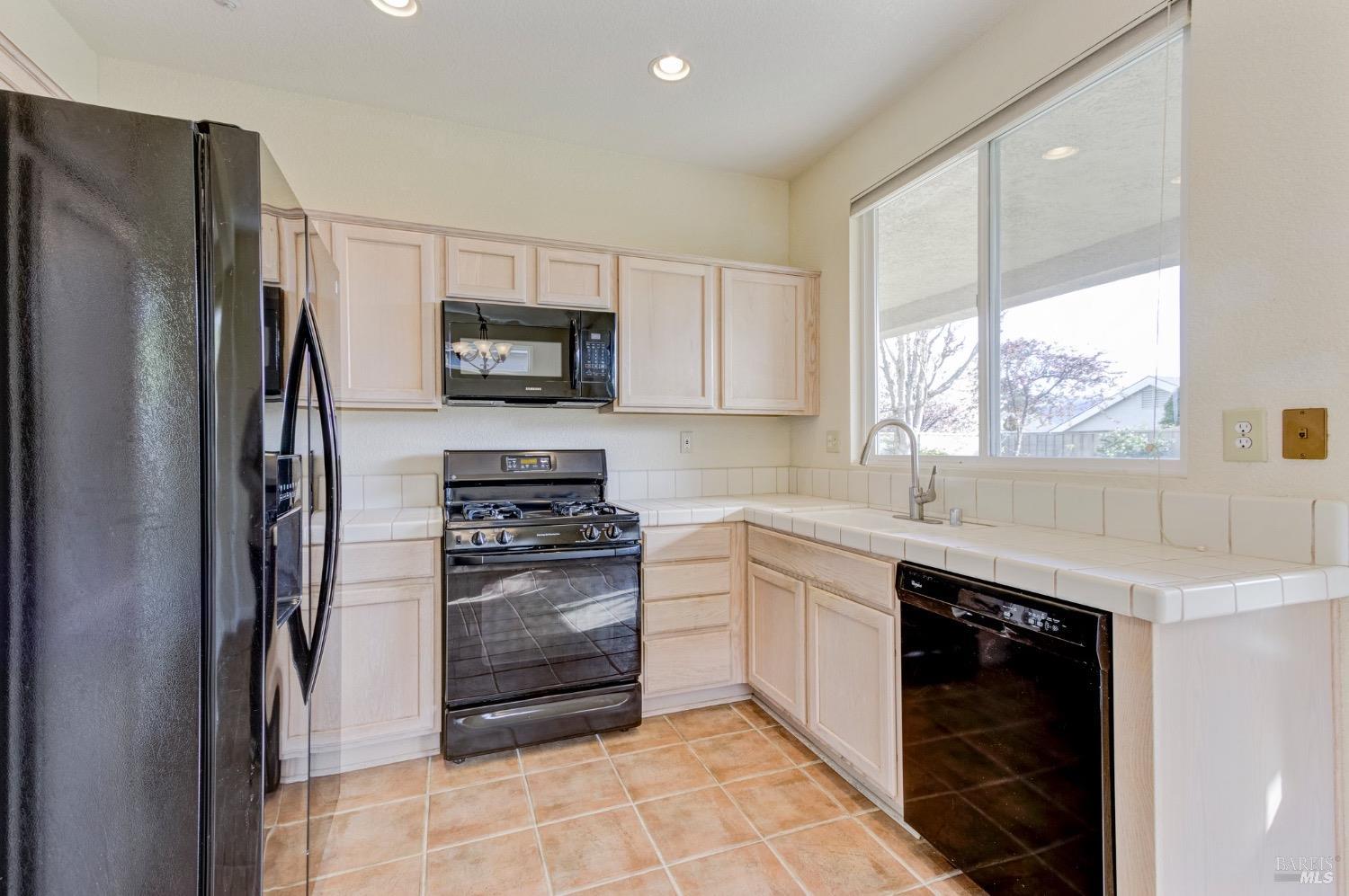 Detail Gallery Image 17 of 34 For 312 Rolling Hill Ct, Cloverdale,  CA 95425 - 2 Beds | 2 Baths