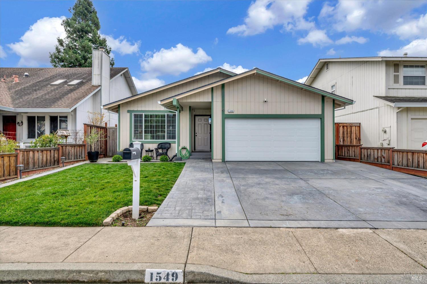 Detail Gallery Image 1 of 1 For 1549 Garfield Ct, Rohnert Park,  CA 94928 - 3 Beds | 2 Baths