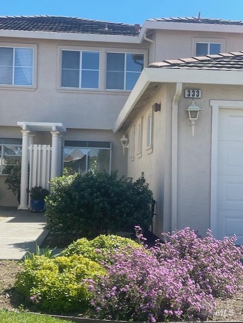 Located in a contemporary community, Beautiful townhome in the Benicia Hills. Much sought after 3 be