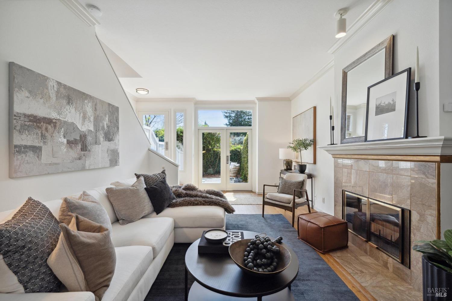 Detail Gallery Image 1 of 1 For 76 Ross Ave #1,  San Anselmo,  CA 94960 - 2 Beds | 2 Baths