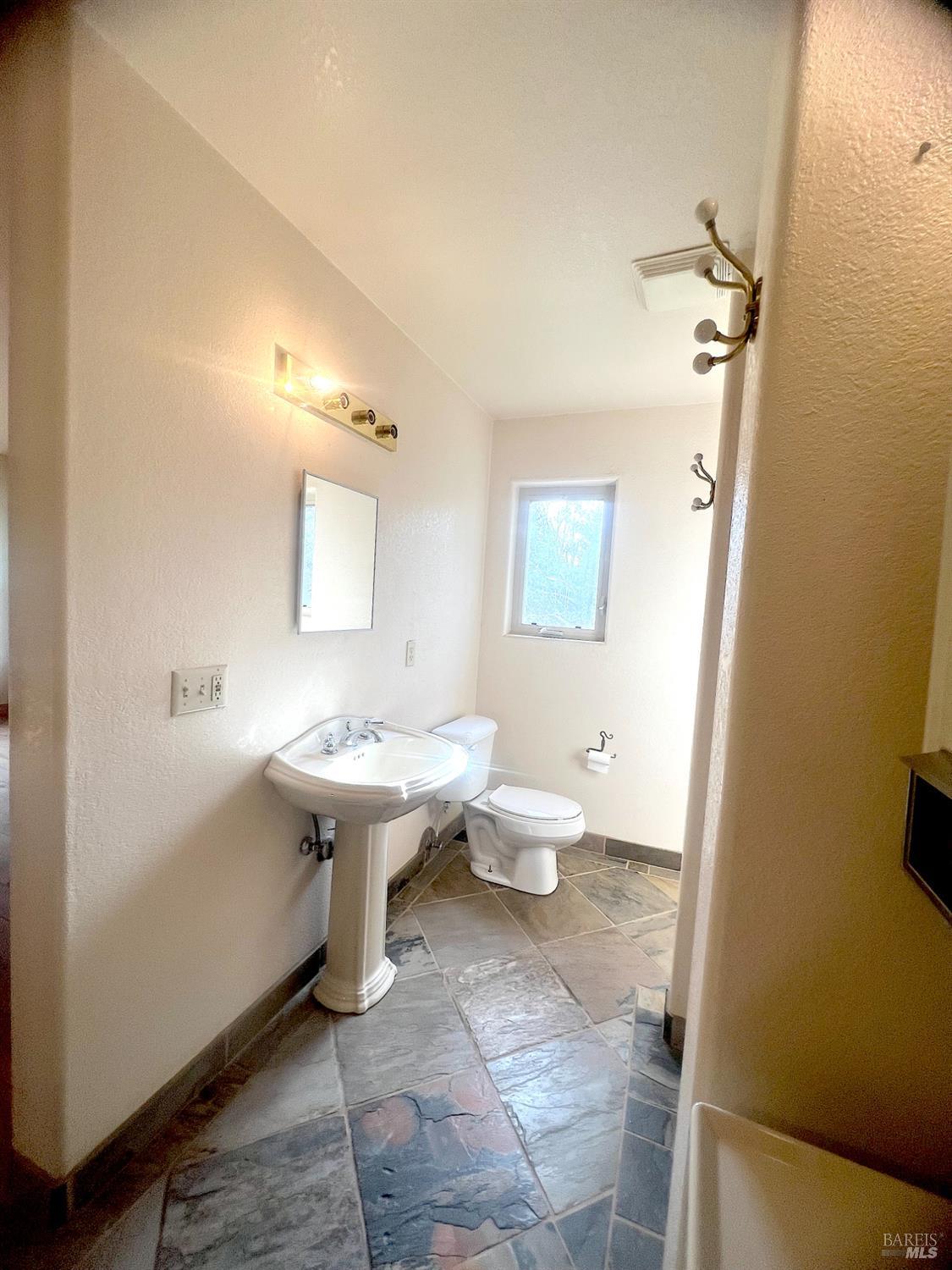 Detail Gallery Image 12 of 29 For 1700 Hilltop Dr, Willits,  CA 95490 - 1 Beds | 1/1 Baths