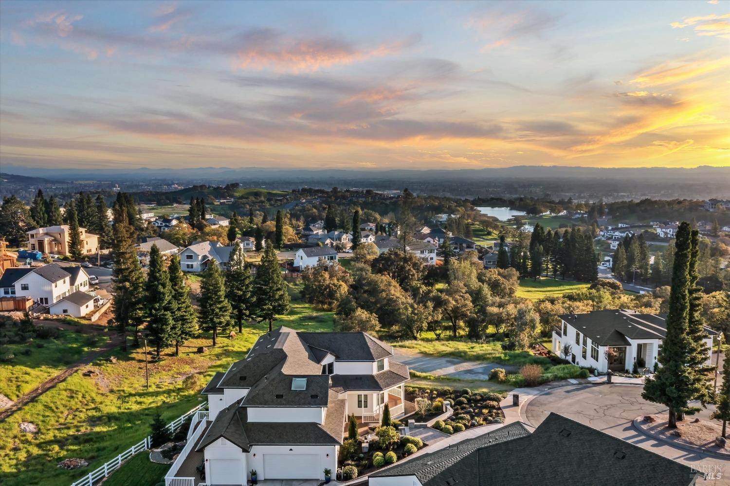 Detail Gallery Image 4 of 57 For 3736 Woodbourne Pl, Santa Rosa,  CA 95403 - 5 Beds | 4/1 Baths