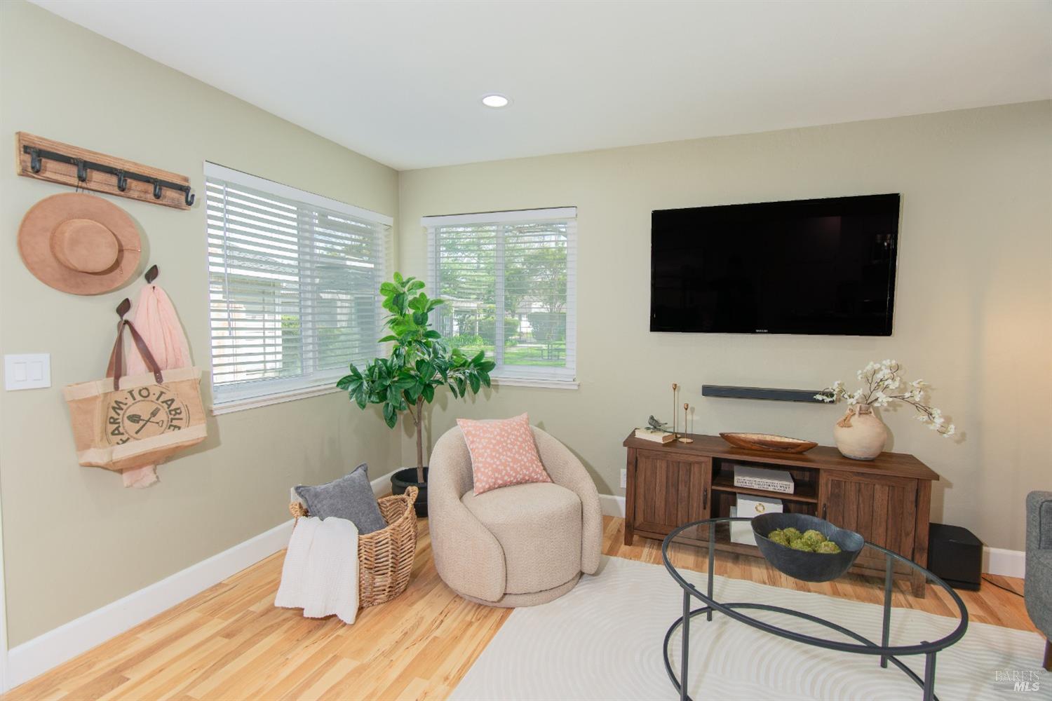 Detail Gallery Image 9 of 21 For 54 Trinity Dr, Novato,  CA 94947 - 2 Beds | 1 Baths