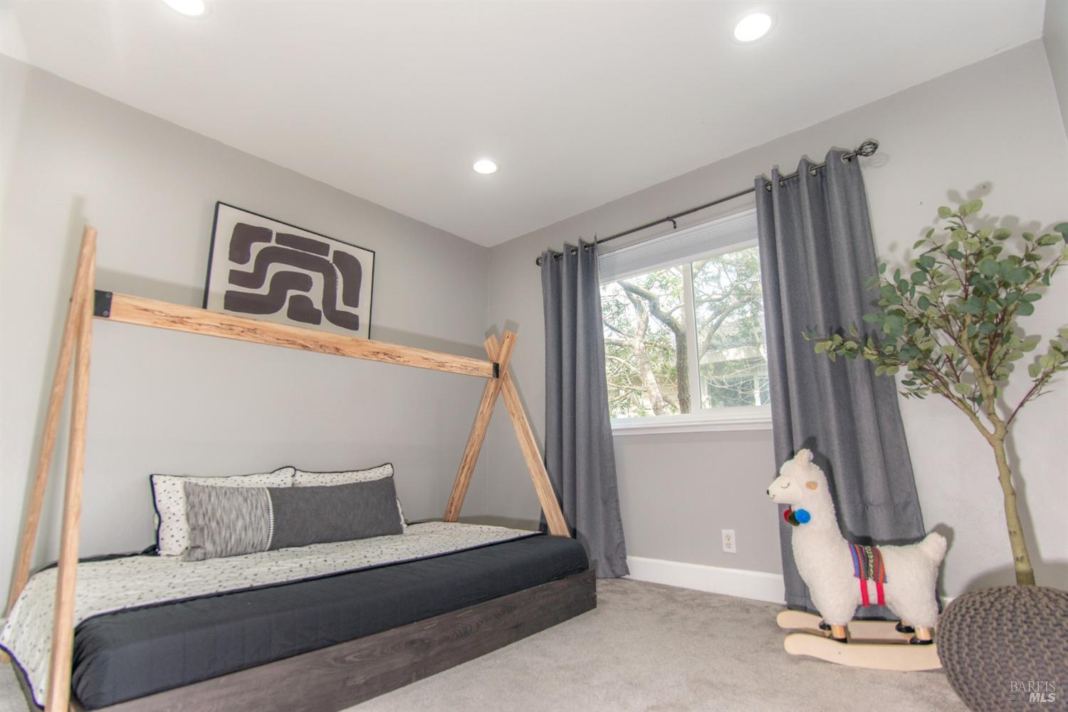 Detail Gallery Image 15 of 21 For 54 Trinity Dr, Novato,  CA 94947 - 2 Beds | 1 Baths
