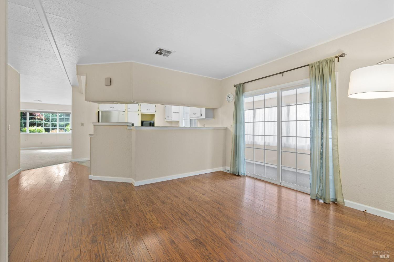 Detail Gallery Image 7 of 36 For 176 Sequoia Cir, Santa Rosa,  CA 95401 - 2 Beds | 2 Baths