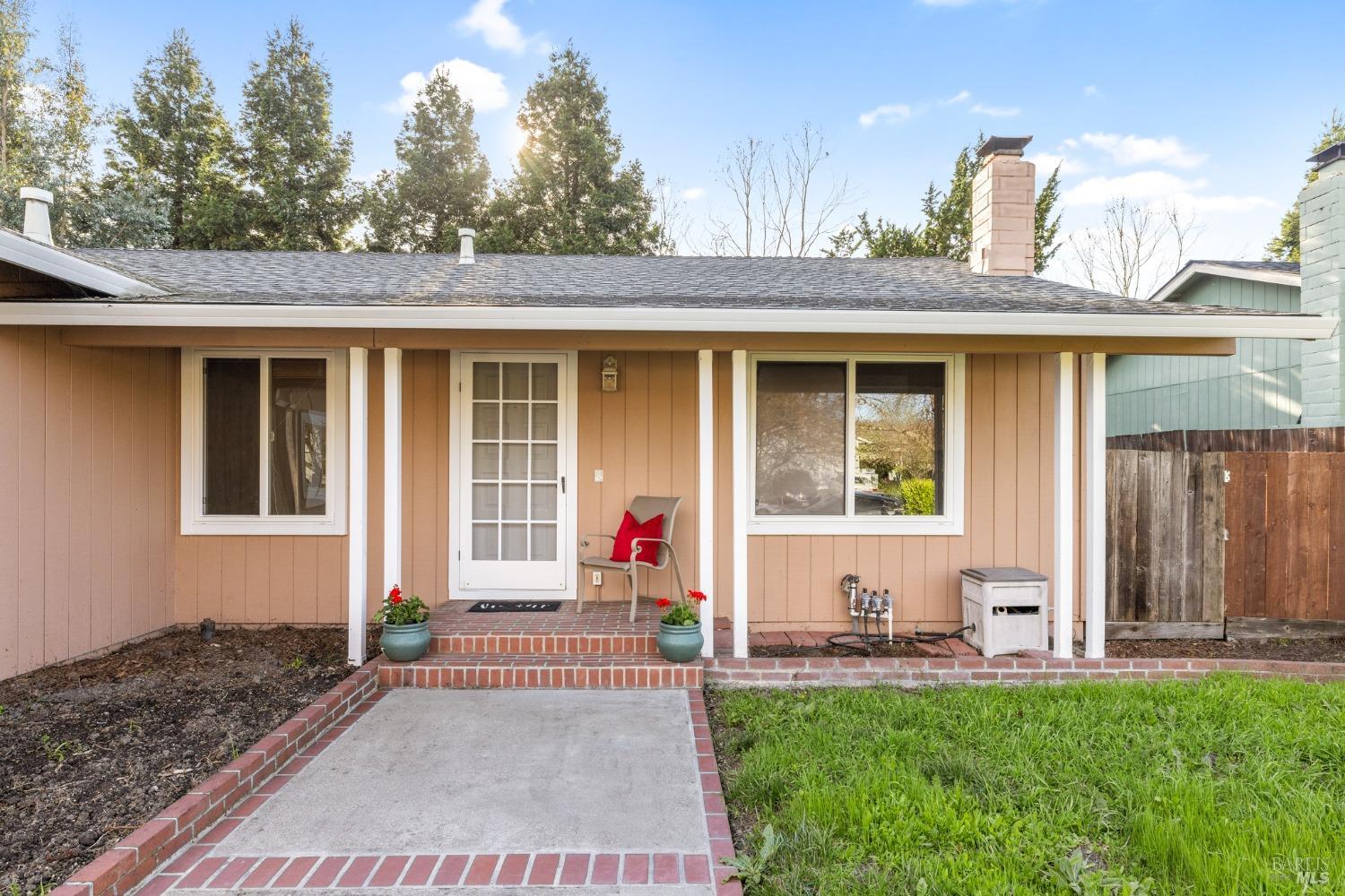 Detail Gallery Image 1 of 1 For 1121 Pippin Cir, Santa Rosa,  CA 95407 - 3 Beds | 2 Baths