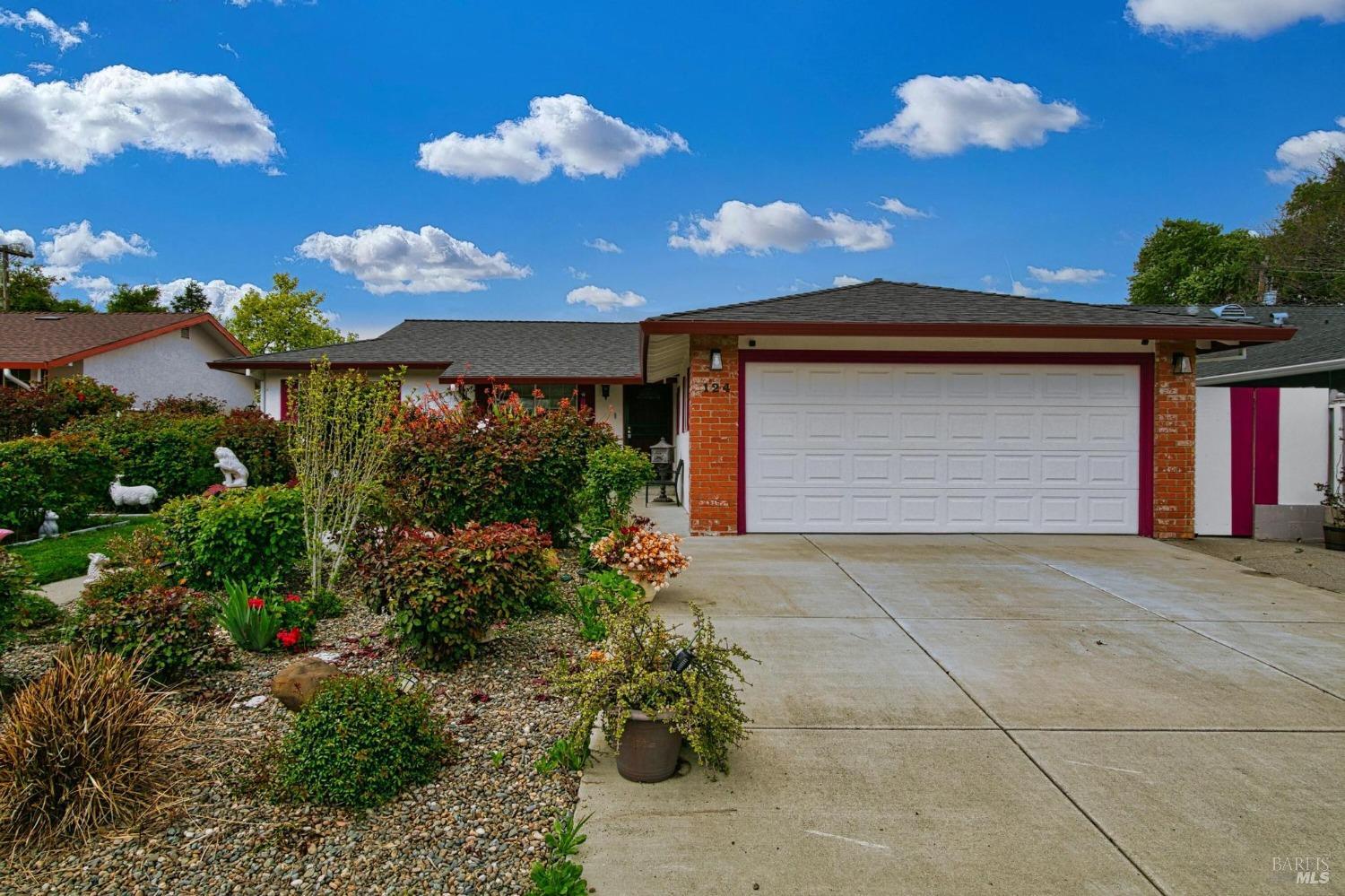 Detail Gallery Image 2 of 26 For 124 Berryessa Dr, Vacaville,  CA 95687 - 3 Beds | 2 Baths