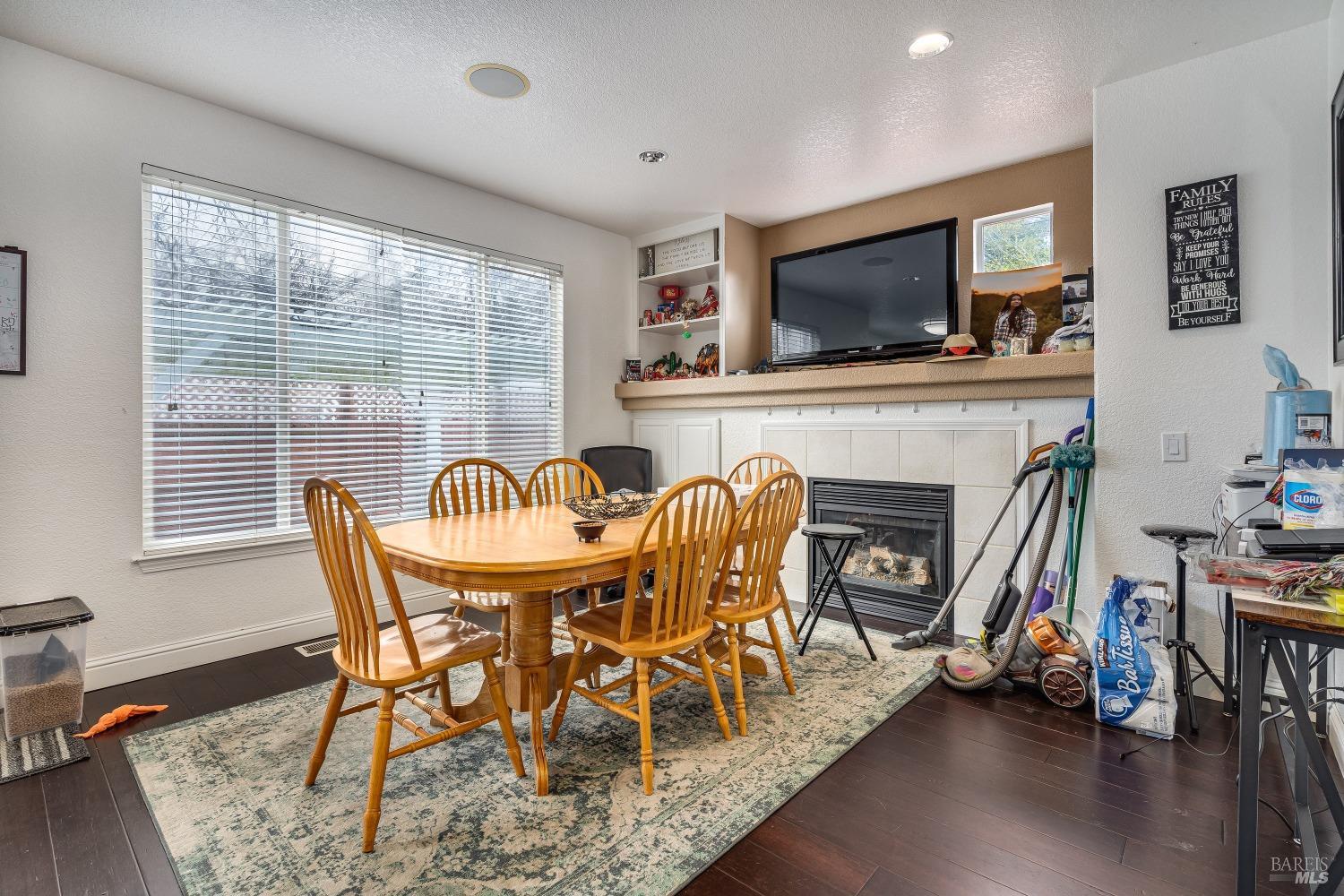 Detail Gallery Image 11 of 38 For 8843 Oakfield Ln, Windsor,  CA 95492 - 3 Beds | 2/1 Baths