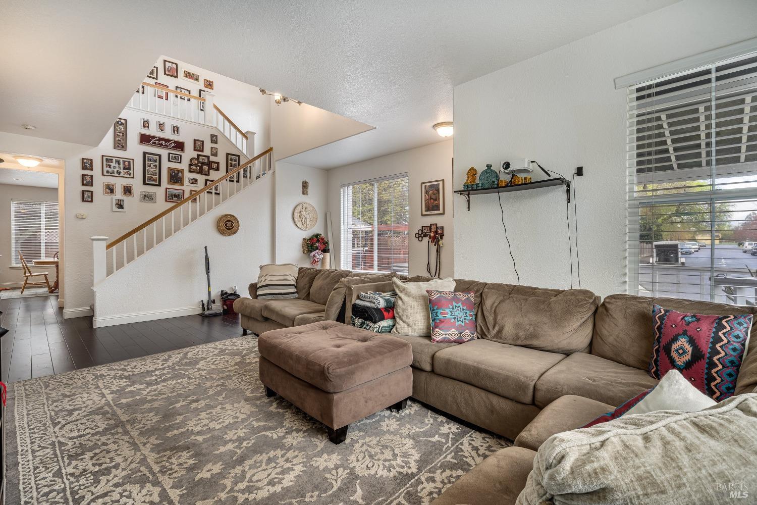 Detail Gallery Image 9 of 38 For 8843 Oakfield Ln, Windsor,  CA 95492 - 3 Beds | 2/1 Baths