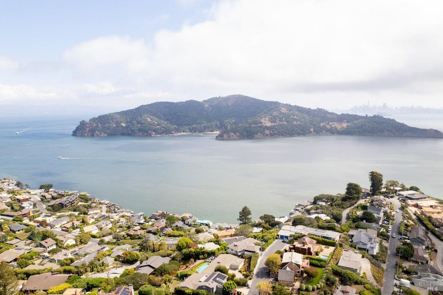 Detail Gallery Image 9 of 13 For 2215 Vistazo St, Tiburon,  CA 94920 - 4 Beds | 4/1 Baths