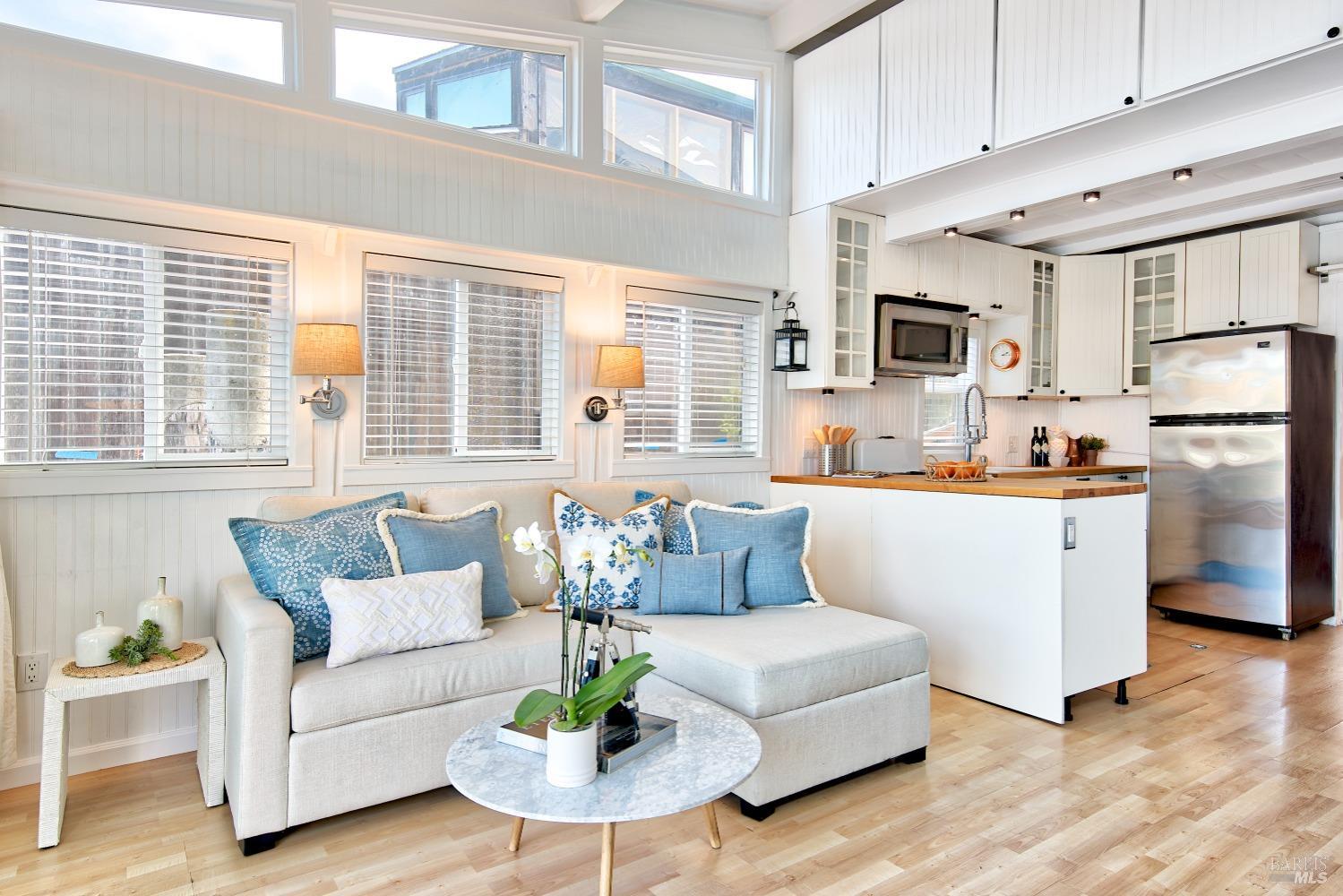 Detail Gallery Image 4 of 21 For 14 E Pier Unkn, Sausalito,  CA 94965 - 2 Beds | 1 Baths