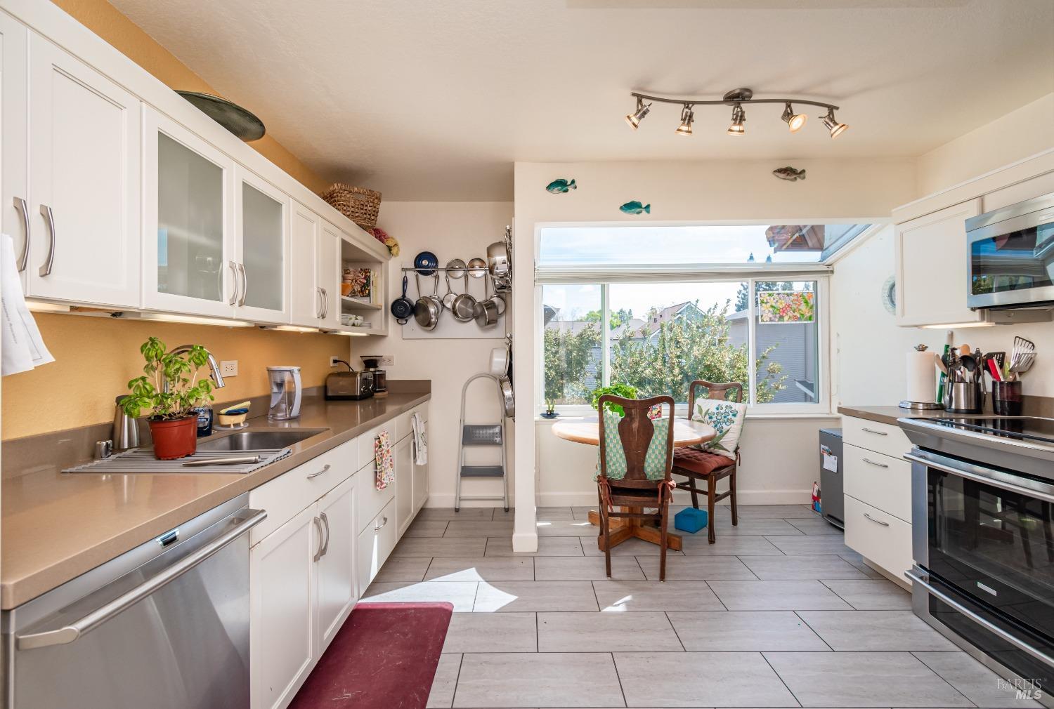 Detail Gallery Image 10 of 30 For 847 W Spain St #6,  Sonoma,  CA 95476 - 3 Beds | 2 Baths