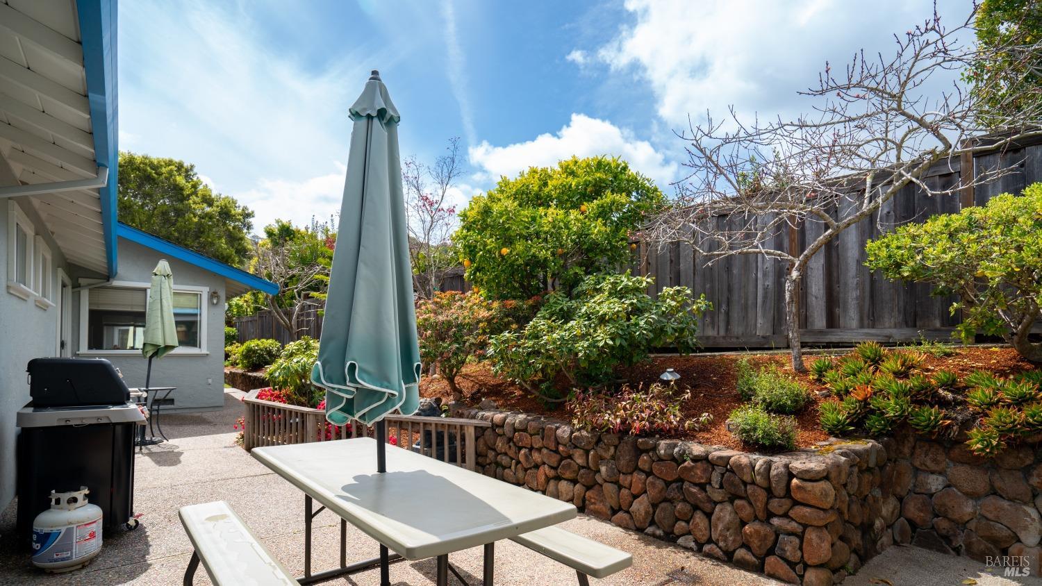 Detail Gallery Image 16 of 35 For 27 Briarwood Dr, San Rafael,  CA 94901 - 3 Beds | 2 Baths