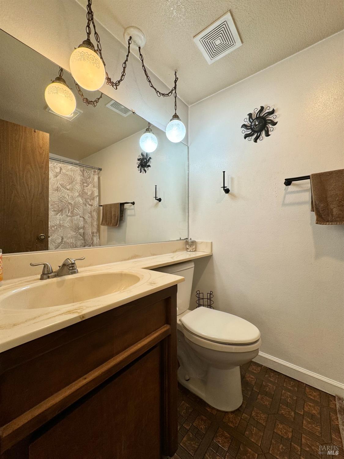 Detail Gallery Image 15 of 26 For 19513 Mountain Meadow Dr, Hidden Valley Lake,  CA 95467 - 3 Beds | 2 Baths