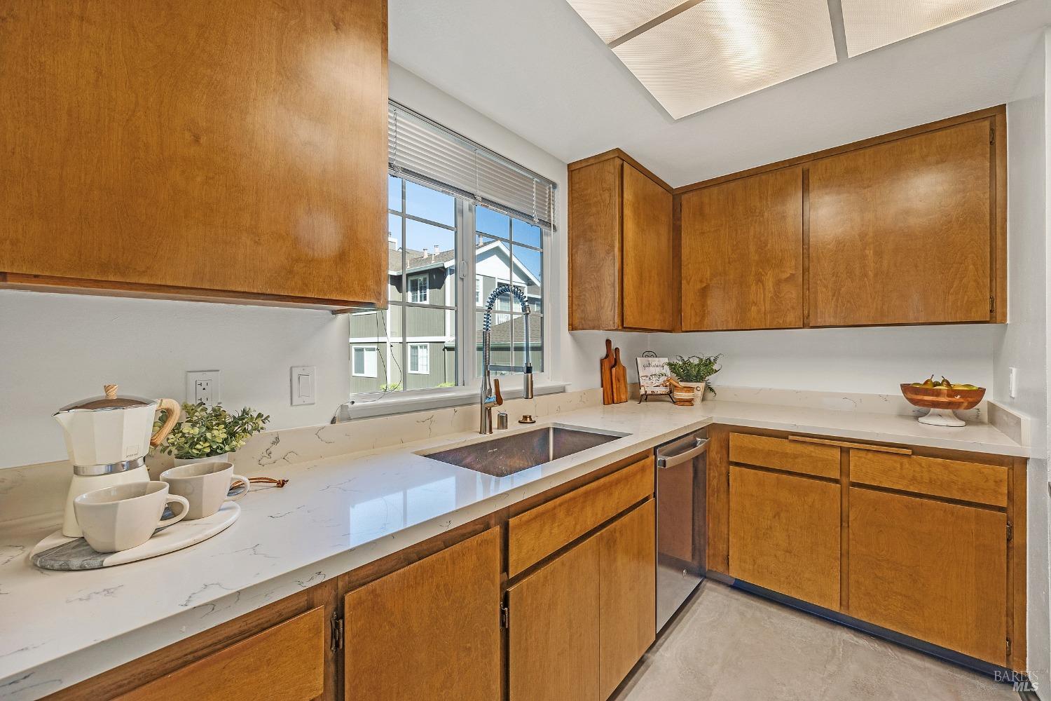 Detail Gallery Image 7 of 19 For 565 Lori Dr #49,  Benicia,  CA 94510 - 2 Beds | 2 Baths