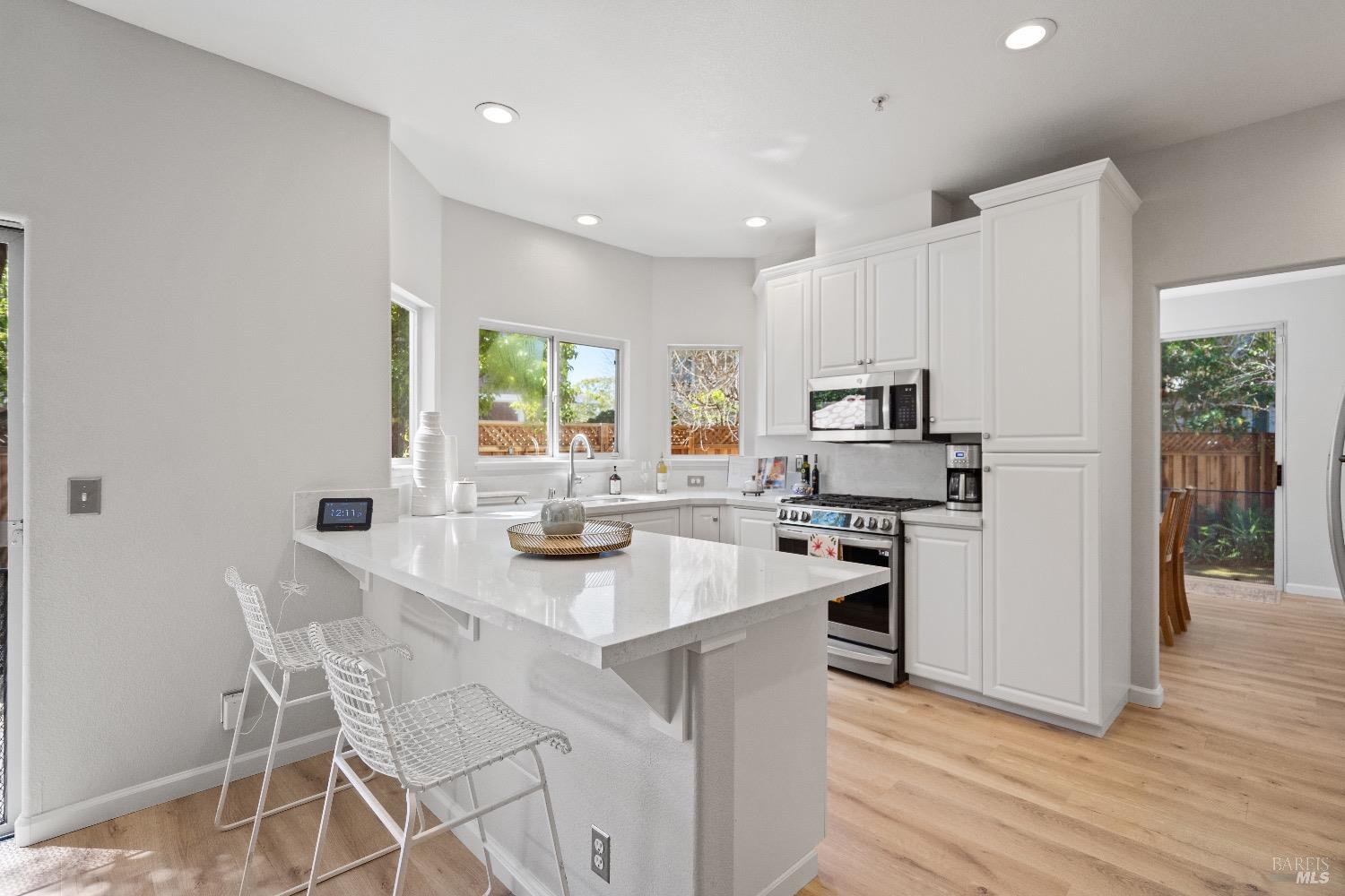 Detail Gallery Image 13 of 45 For 55 Dowitcher Way, San Rafael,  CA 94901 - 3 Beds | 2/1 Baths
