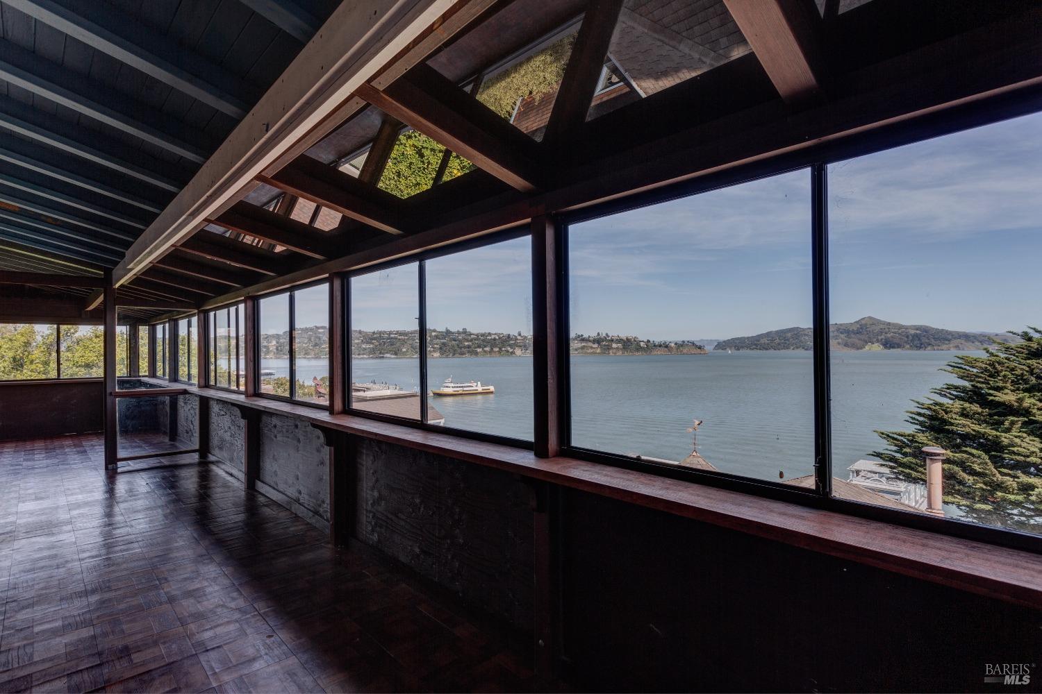 Detail Gallery Image 11 of 38 For 48 Bulkley Ave, Sausalito,  CA 94965 - 4 Beds | 5/1 Baths