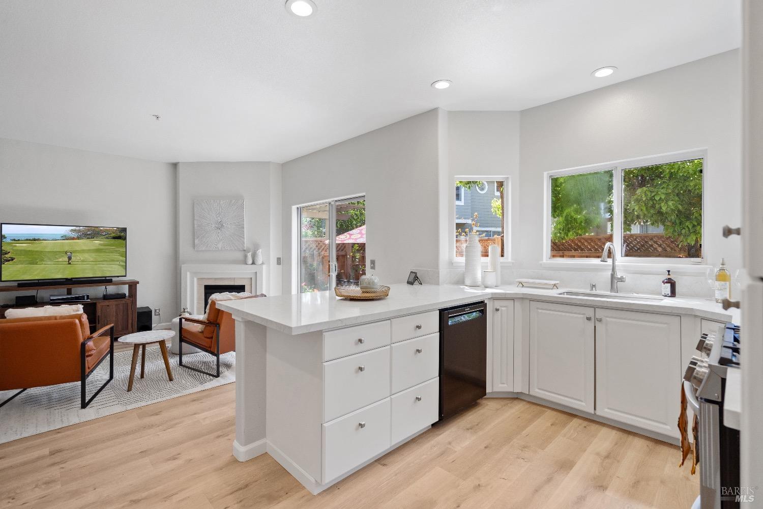 Detail Gallery Image 12 of 45 For 55 Dowitcher Way, San Rafael,  CA 94901 - 3 Beds | 2/1 Baths