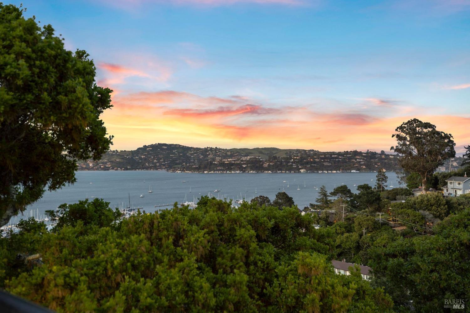 Detail Gallery Image 19 of 48 For 10 Laurel Ln, Sausalito,  CA 94965 - 4 Beds | 3/2 Baths