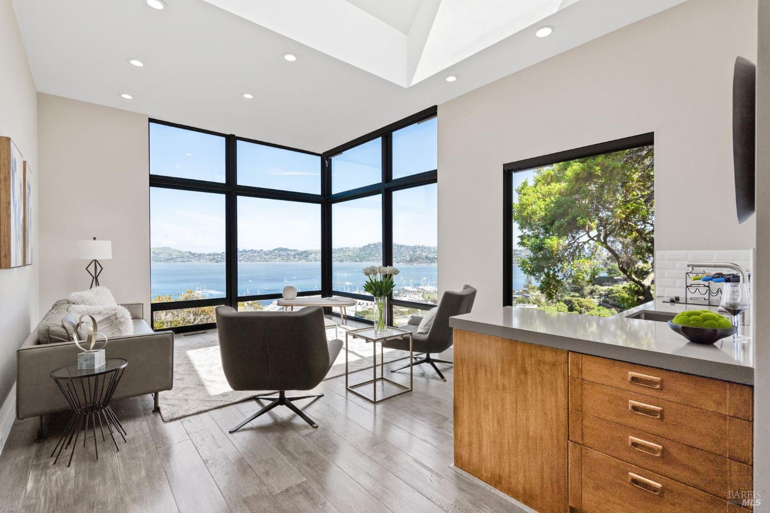 Detail Gallery Image 2 of 48 For 10 Laurel Ln, Sausalito,  CA 94965 - 4 Beds | 3/2 Baths