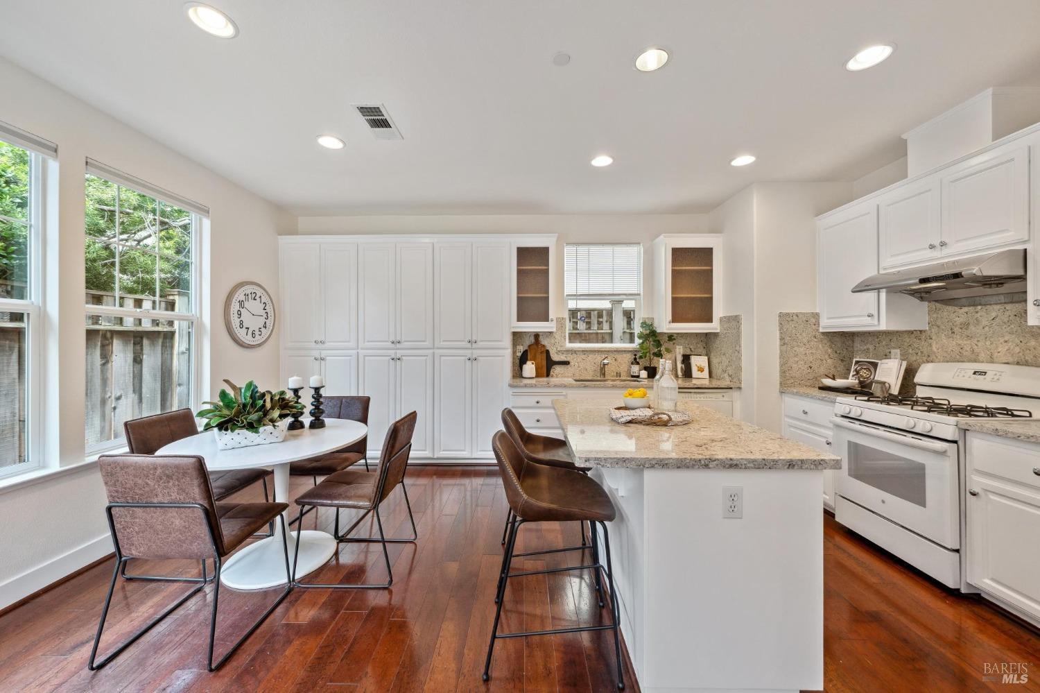 Detail Gallery Image 9 of 39 For 6 Sycamore Ct, San Rafael,  CA 94903 - 3 Beds | 2/1 Baths