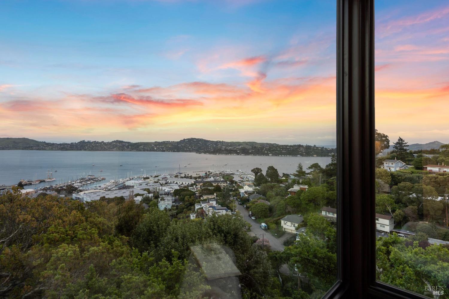Detail Gallery Image 20 of 48 For 10 Laurel Ln, Sausalito,  CA 94965 - 4 Beds | 3/2 Baths