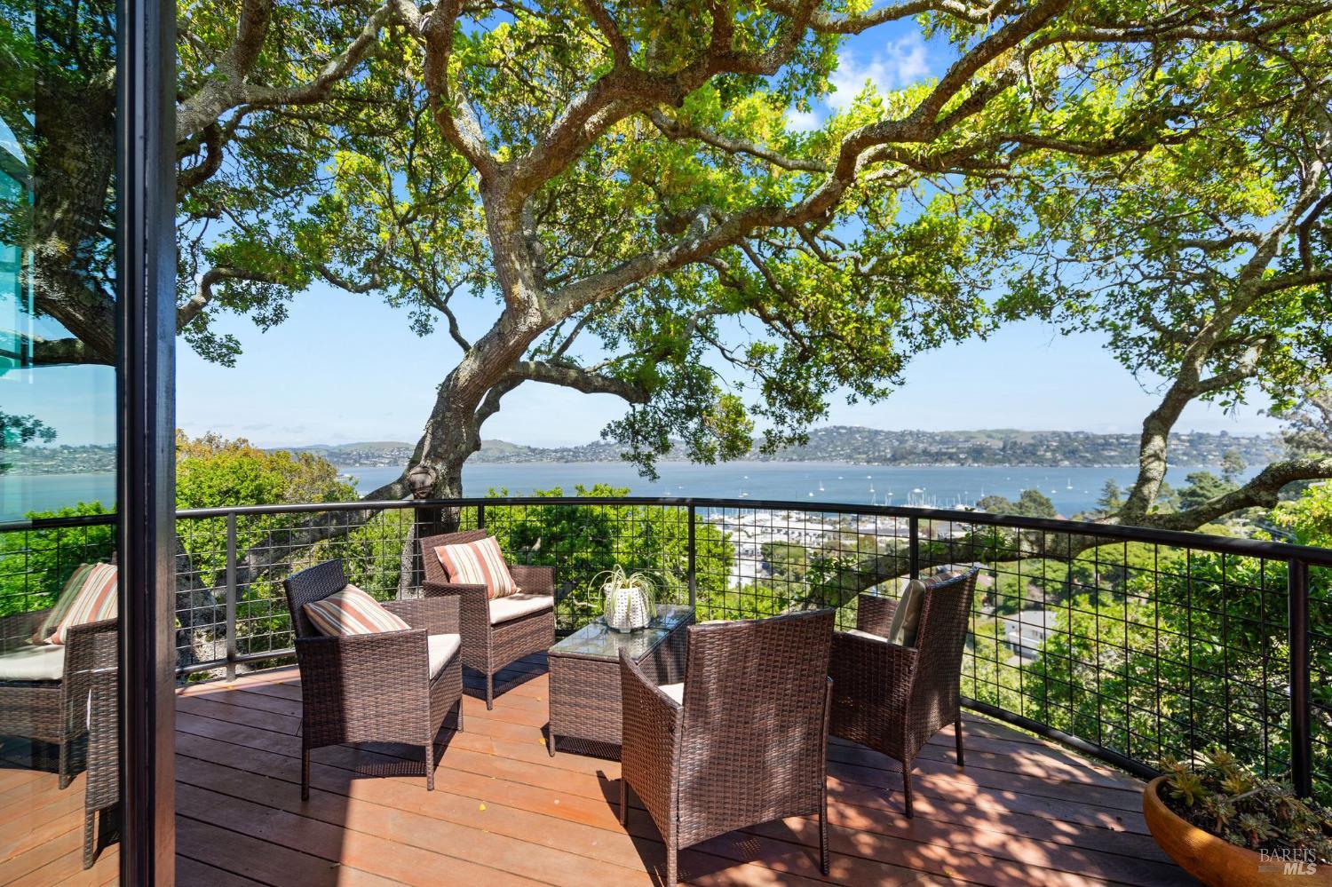 Detail Gallery Image 3 of 48 For 10 Laurel Ln, Sausalito,  CA 94965 - 4 Beds | 3/2 Baths