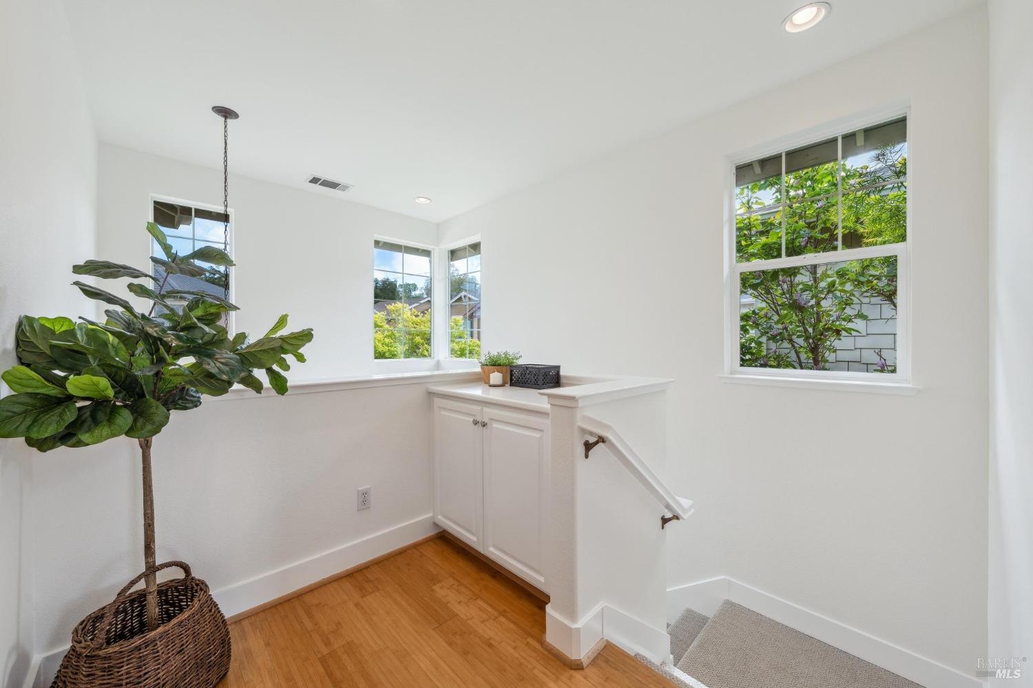 Detail Gallery Image 19 of 39 For 6 Sycamore Ct, San Rafael,  CA 94903 - 3 Beds | 2/1 Baths