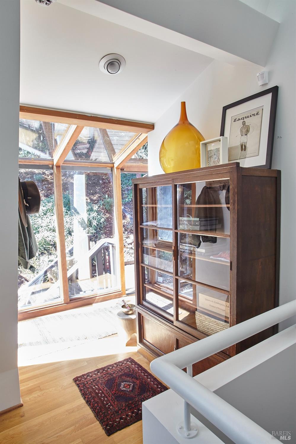 Detail Gallery Image 9 of 11 For 75 Crescent Ave, Sausalito,  CA 94965 - 2 Beds | 2 Baths