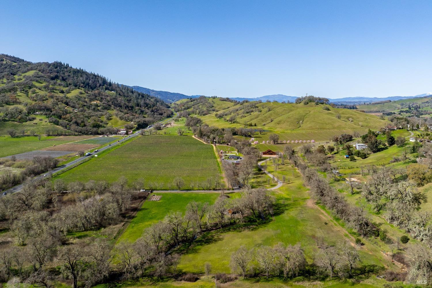 Detail Gallery Image 4 of 53 For 7751 S Highway 101 Hwy, Ukiah,  CA 95482 - 4 Beds | 3 Baths