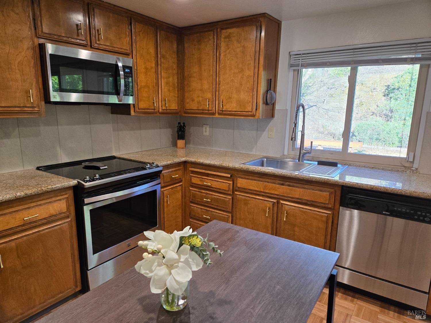 Detail Gallery Image 8 of 24 For 1432 George Ct, Benicia,  CA 94510 - 4 Beds | 2 Baths