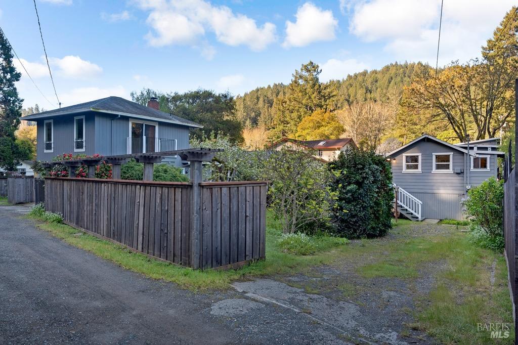 Photo of 17408 River Ln in Guerneville, CA