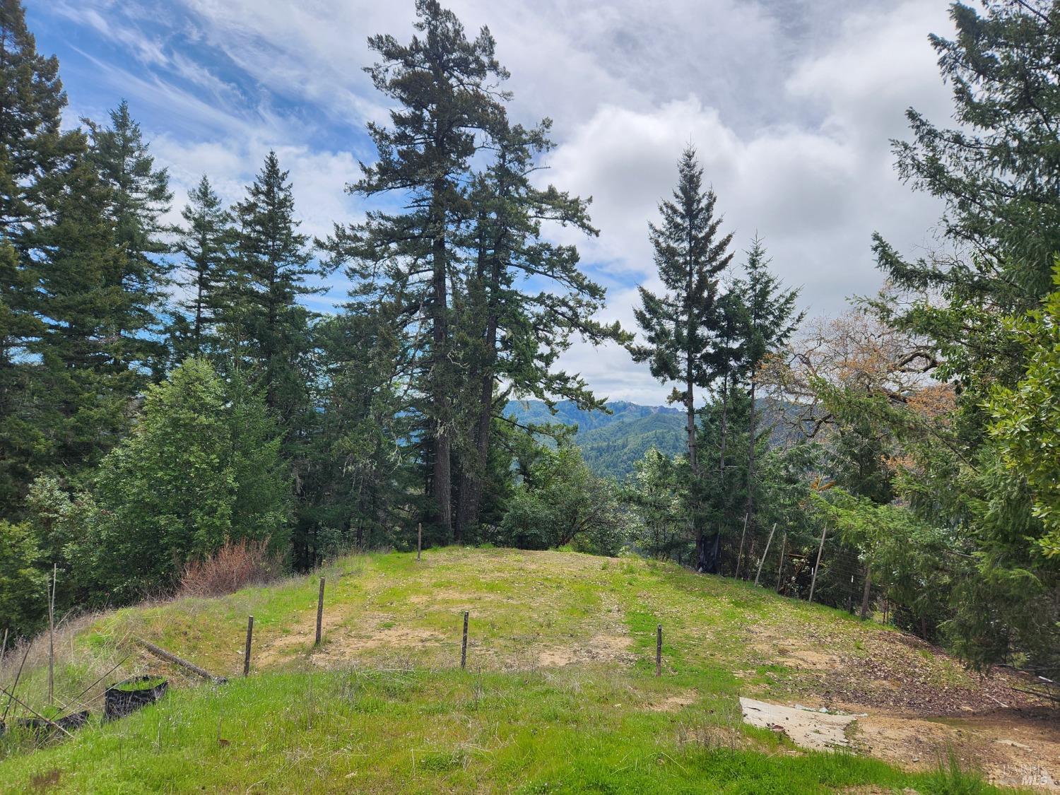Photo of 4255 Blackhawk Dr in Willits, CA