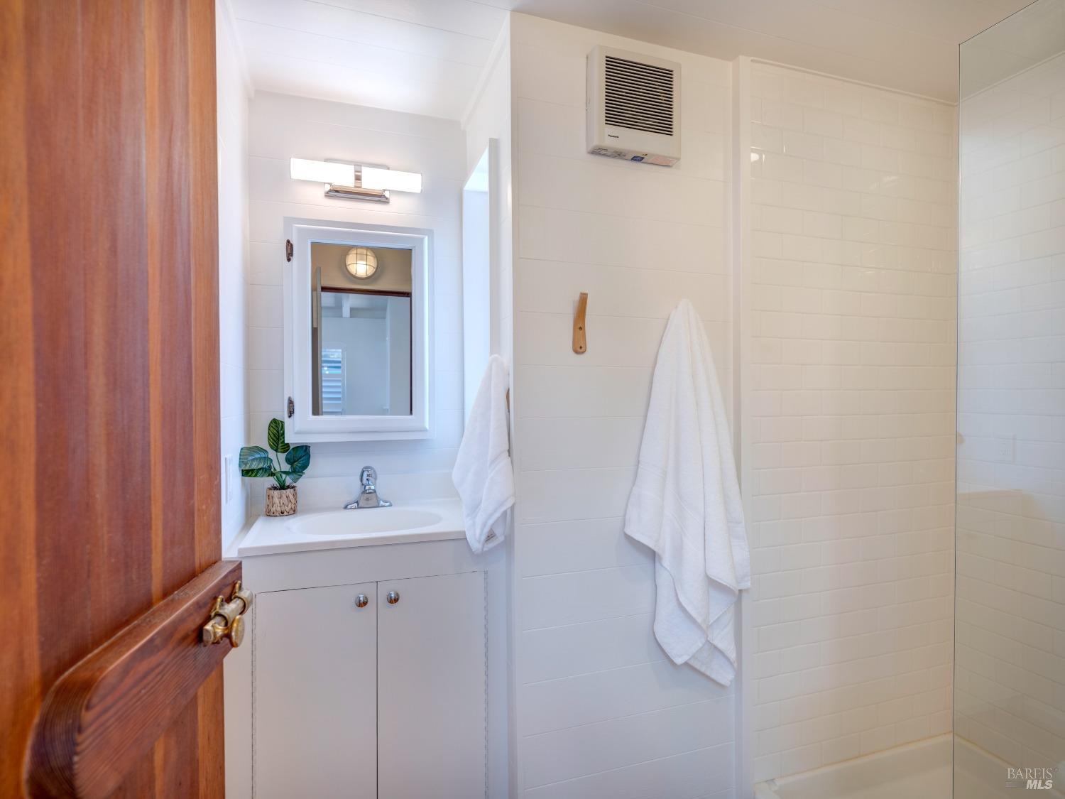Detail Gallery Image 12 of 37 For 46 S 40 Dock Unkn, Sausalito,  CA 94965 - 2 Beds | 1/1 Baths