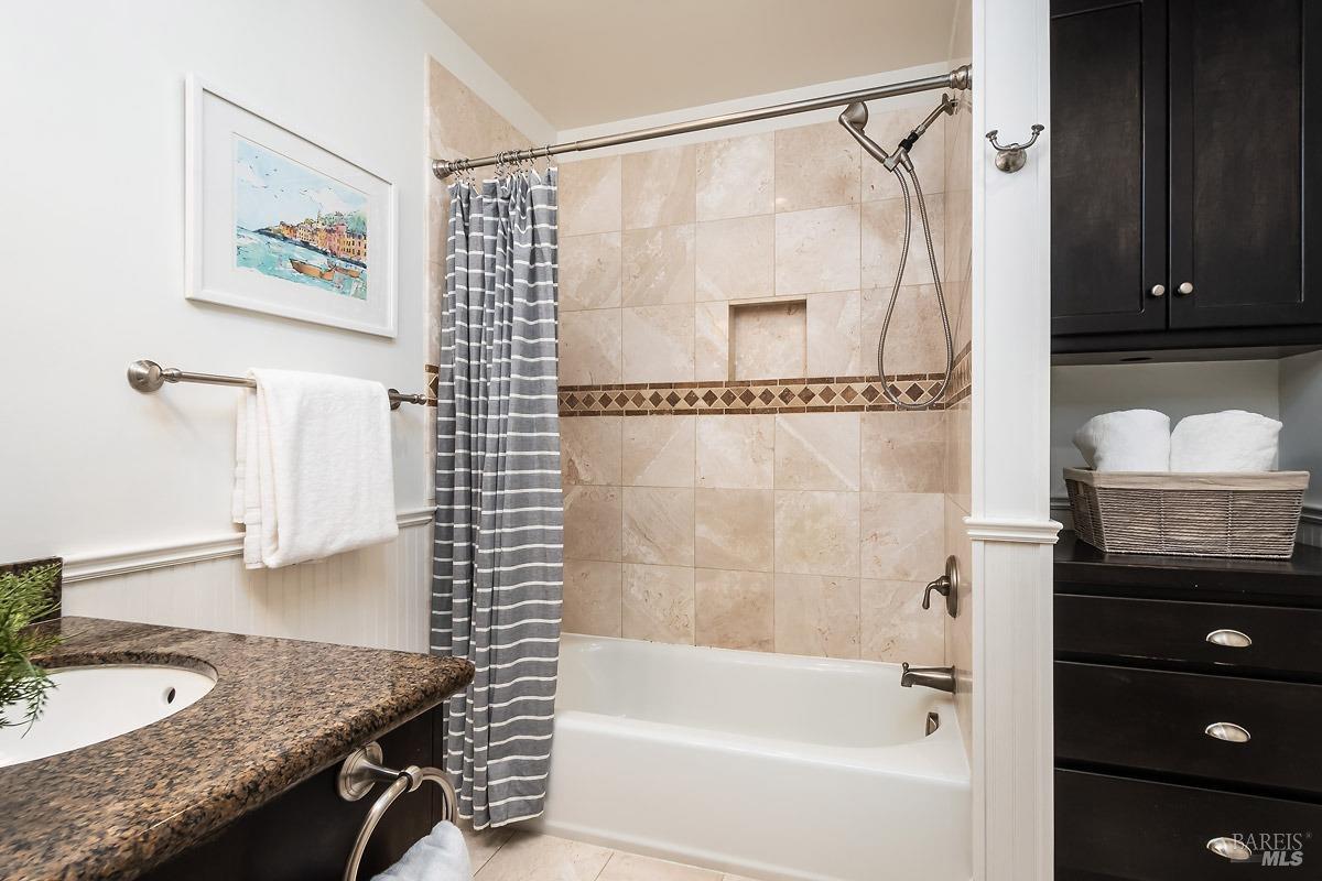 Detail Gallery Image 14 of 25 For 36 Los Robles Dr, San Rafael,  CA 94901 - 3 Beds | 2 Baths