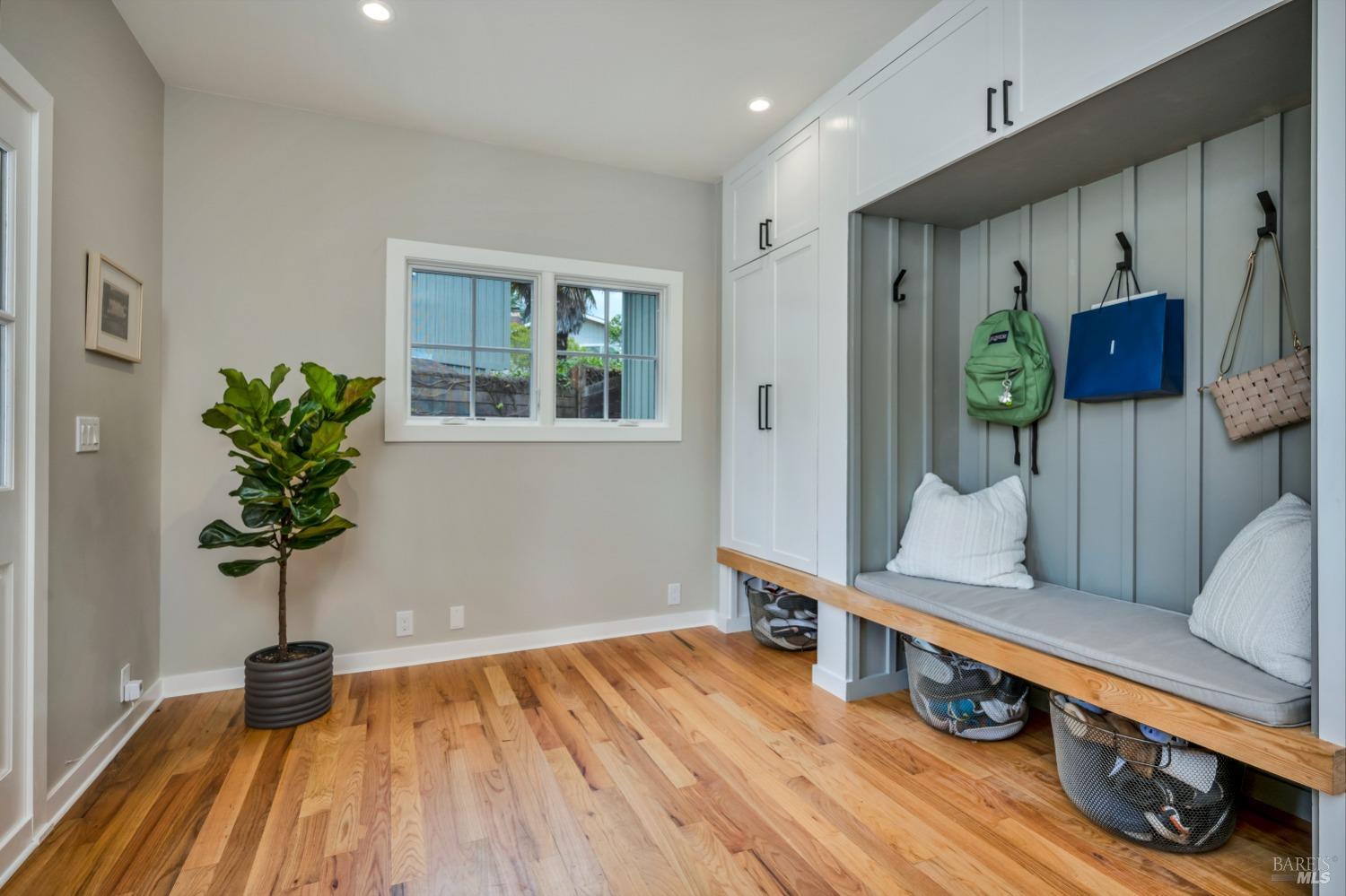 Detail Gallery Image 5 of 40 For 472 York Ct, Sonoma,  CA 95476 - 4 Beds | 2/1 Baths