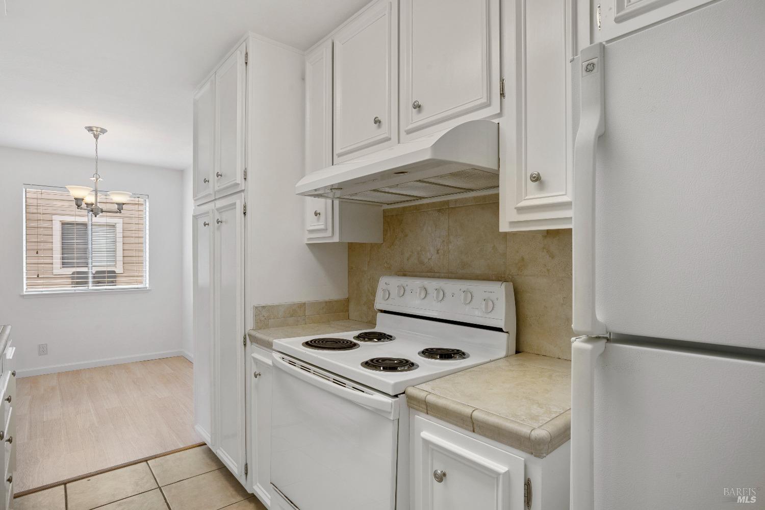 Detail Gallery Image 12 of 28 For 38 Lassen Ln, Novato,  CA 94947 - 2 Beds | 1 Baths
