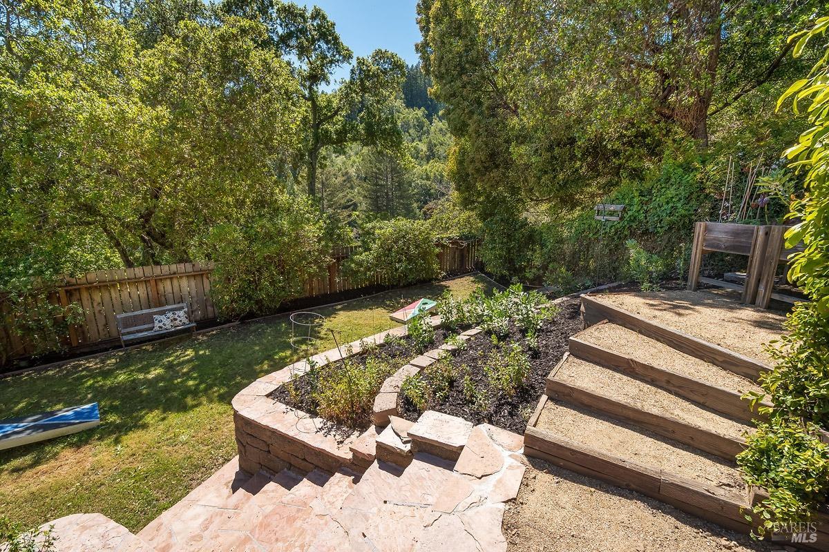 Detail Gallery Image 21 of 25 For 36 Los Robles Dr, San Rafael,  CA 94901 - 3 Beds | 2 Baths