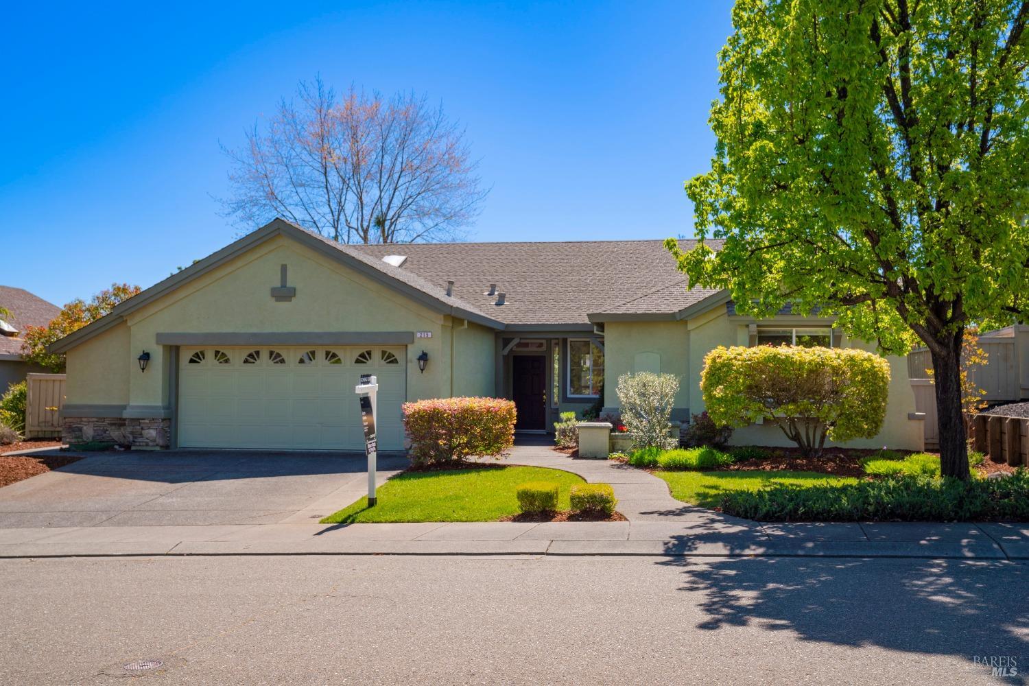 Photo of 215 Red Mountain Dr in Cloverdale, CA