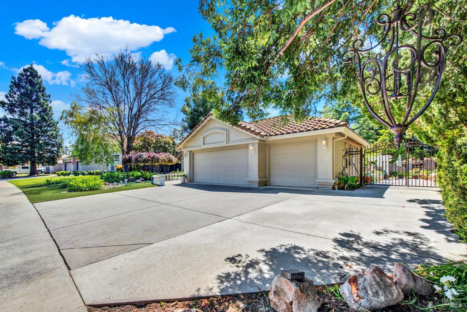 Detail Gallery Image 2 of 65 For 236 Fairgate Dr, Vacaville,  CA 95687 - 4 Beds | 2 Baths