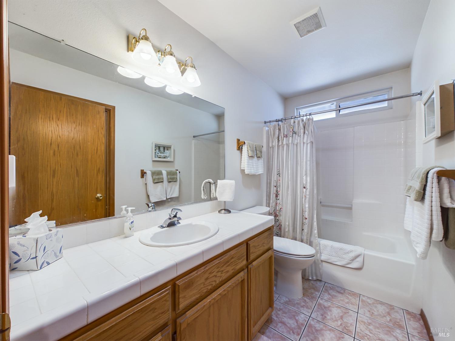 Detail Gallery Image 8 of 13 For 508 Senestraro Way, Fortuna,  CA 95540 - 3 Beds | 2 Baths