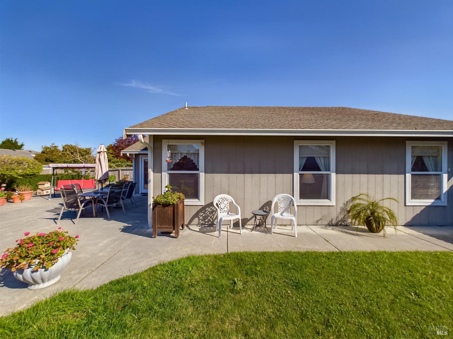 Detail Gallery Image 11 of 13 For 508 Senestraro Way, Fortuna,  CA 95540 - 3 Beds | 2 Baths