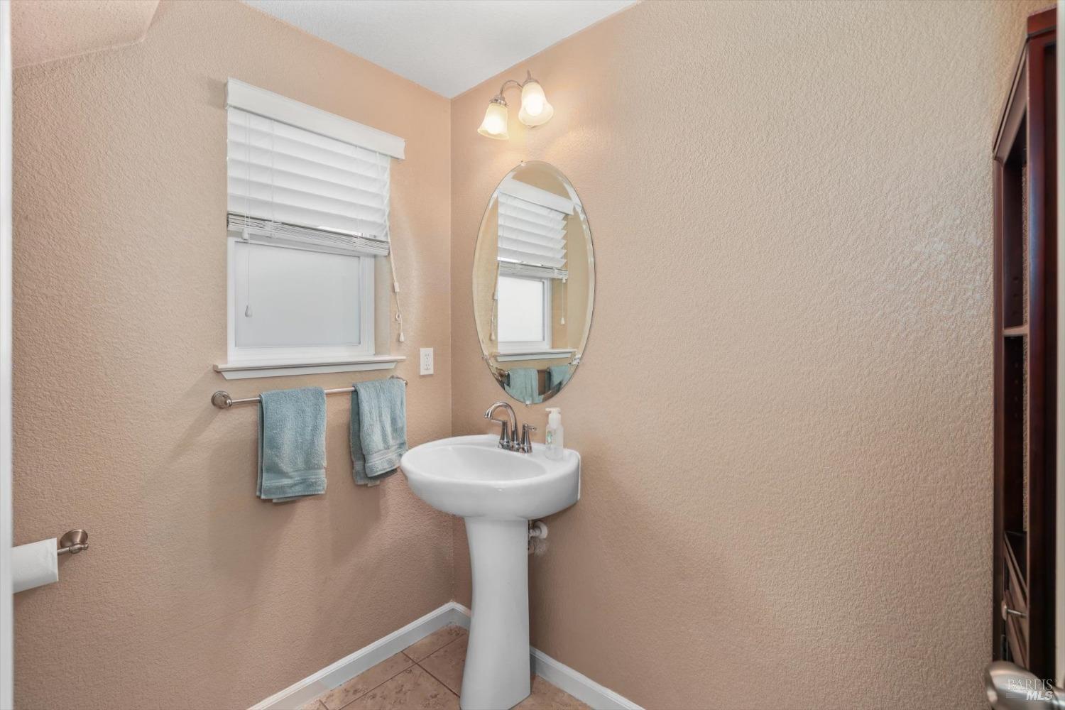 Detail Gallery Image 22 of 58 For 649 Embassy Cir, Vacaville,  CA 95688 - 4 Beds | 2/1 Baths