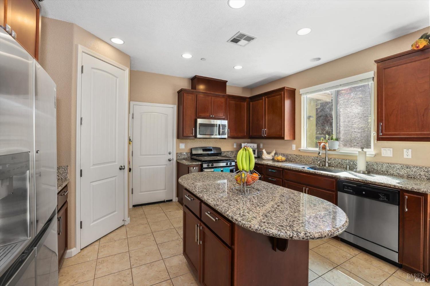 Detail Gallery Image 32 of 58 For 649 Embassy Cir, Vacaville,  CA 95688 - 4 Beds | 2/1 Baths